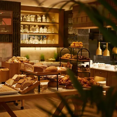 The St. Regis Mardavall Mallorca Resort Palma Nova (Mallorca)